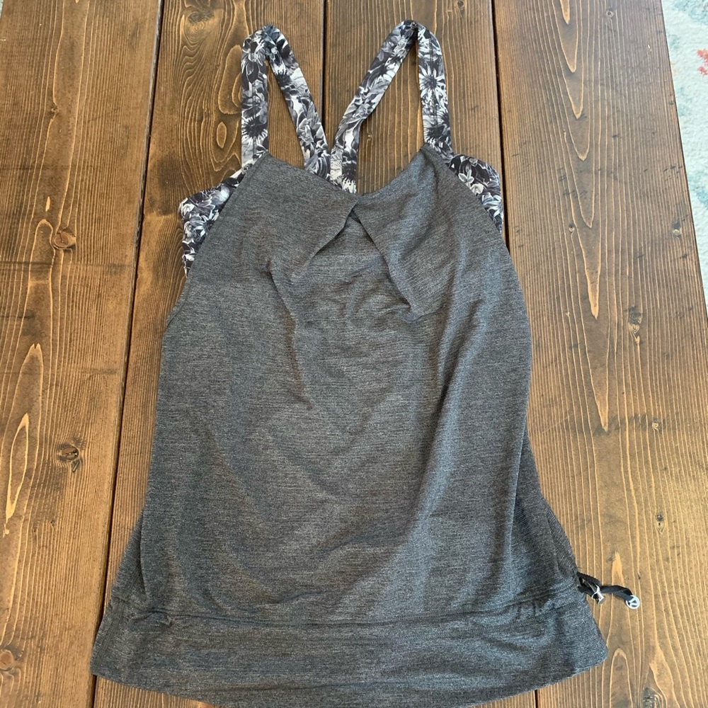 Size 4 Lululemon tank with bra
